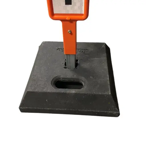 [23520.40.15] Semelle 400x400x100mm - 15kg avec trou de 40x40mm et poignée (palette de 60 pièces)